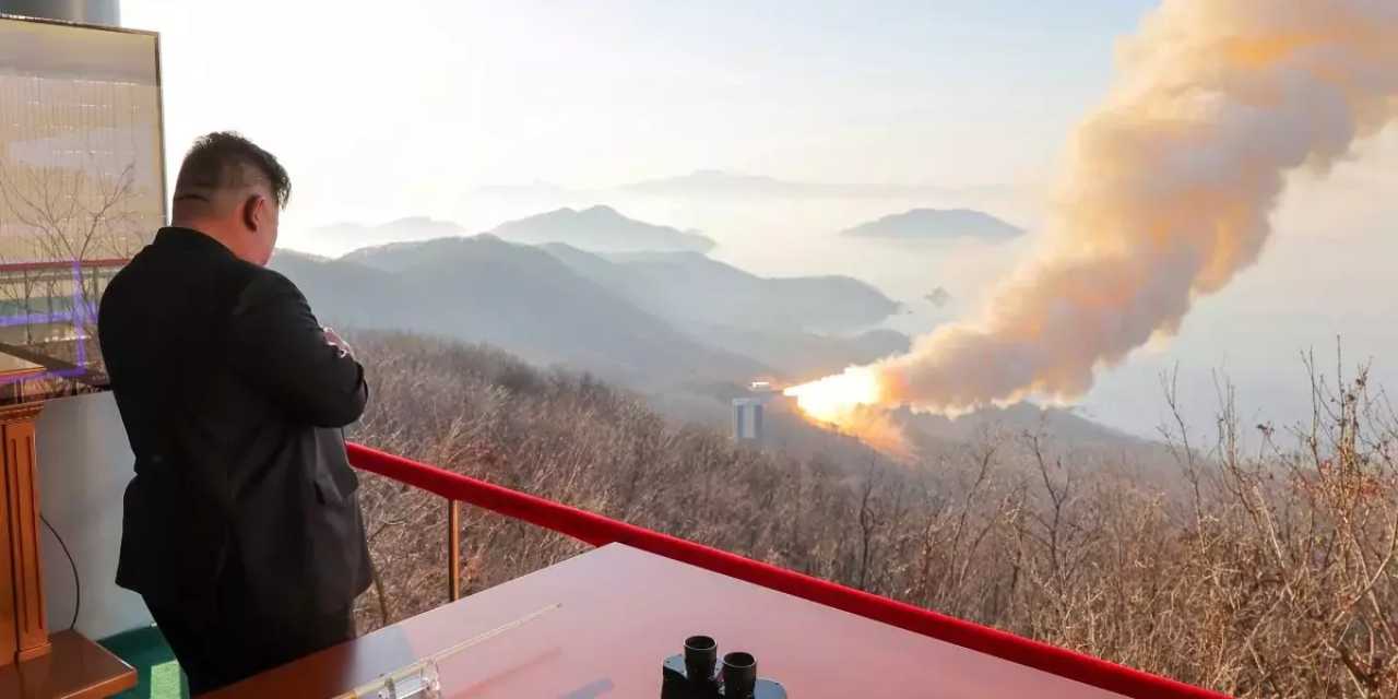 Kuzey Kore yeni füze motorunu test etti: Kim yerinde izledi