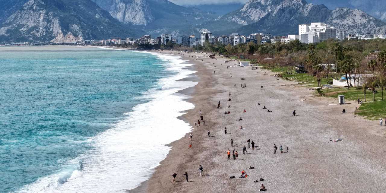 Bir günde mevsim değişti! Güneşi gören sahile koştu