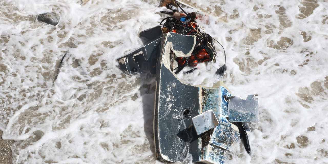 Balıkçı teknesi alabora olup parçalandı: Yüzerek kıyıya ulaştılar