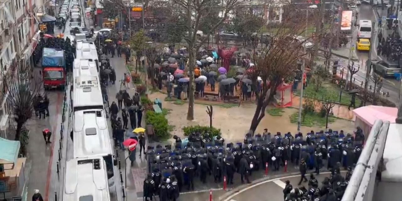 Polisten "Gazetecilere Özgürlük" yürüyüşüne barikatlı engel!