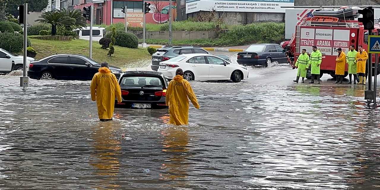 Adana’yı sağanak vurdu yollar göle döndü!