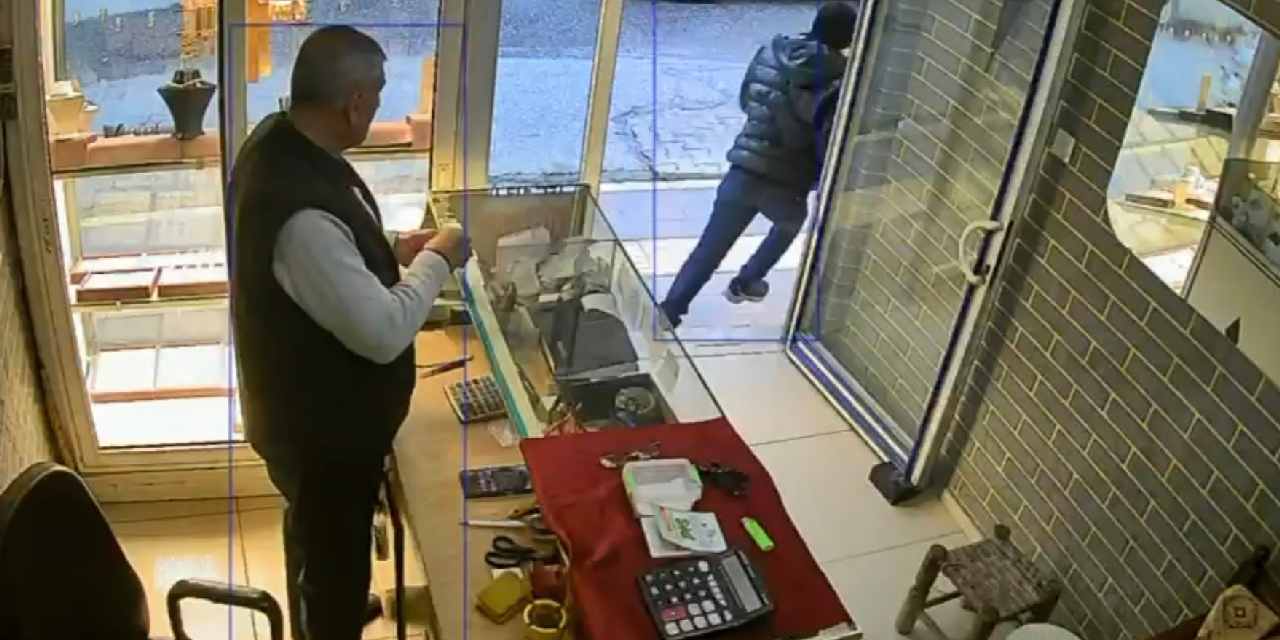 Fotoğraf çekme bahanesiyle yüzüğü alıp bir anda kaçtı! O anlar kamerada