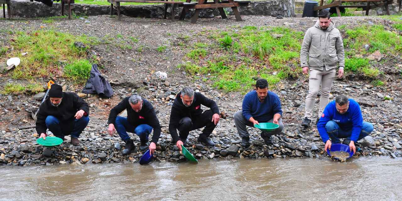 Türkiye'nin dört bir yanından akın ettiler: Derede altın aradılar
