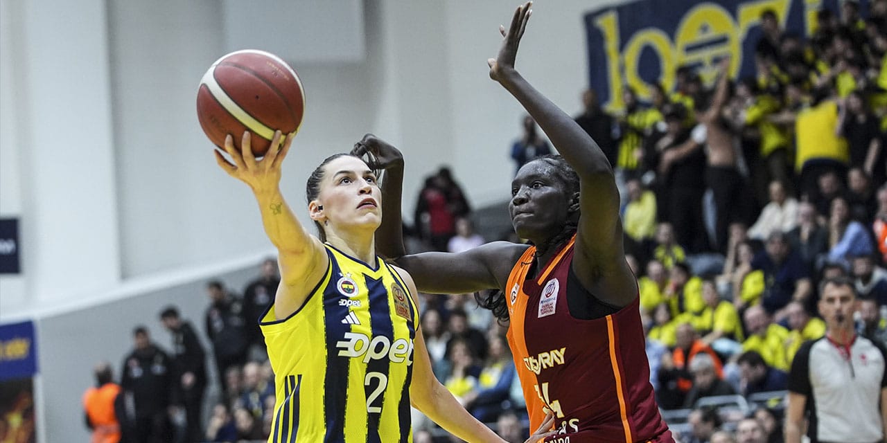 Fenerbahçe ilk maçta Galatasaray'ı devirdi: Şampiyonluk için avantajı kaptı