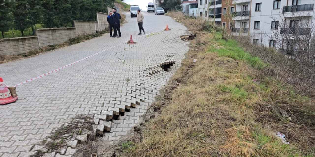 Yol bir metre çöktü: Vatandaşlar tedirgin oldu