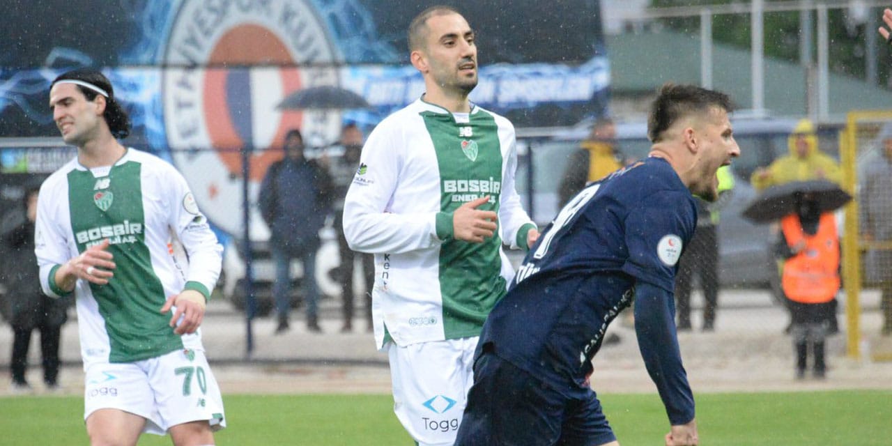 Bursaspor'da maç sonu ortalık karıştı: Sen hainsin