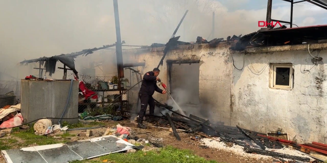 Ev yangınında faciadan kıl payı dönüldü! Canlarını son anda kurtardılar