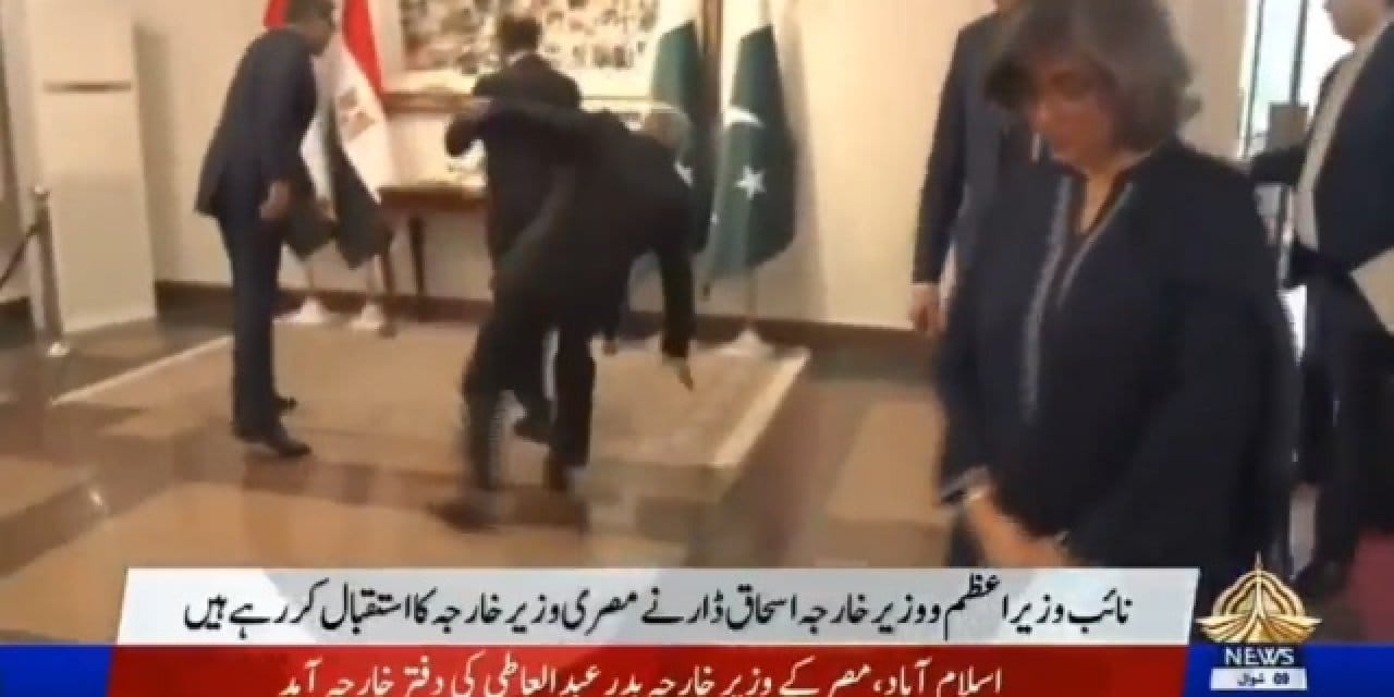 Diplomatik zirvede şok: Ev sahibi bakan yere yığıldı