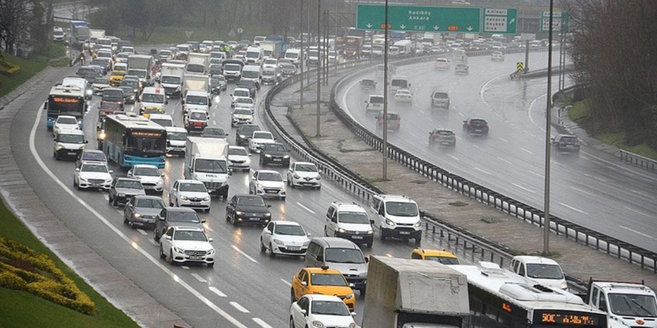 İstanbul'da pazartesi kabusu! Araçlar santim santim ilerliyor