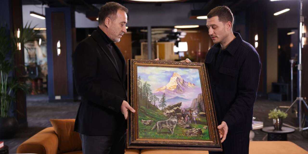 Uraz Kaygılaroğlu Bahçeli'nin Bozkurt hediyesini aldı