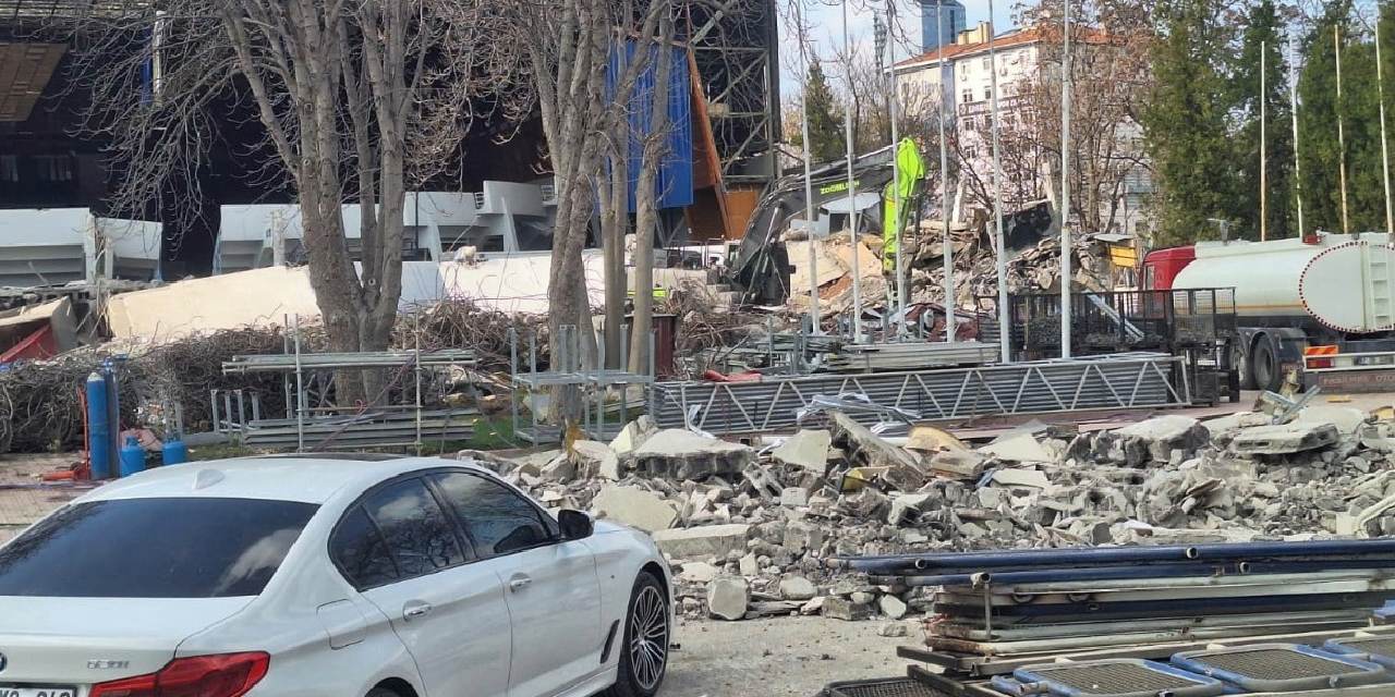 Ankara’daki tarihi Atatürk Spor Salonu’nu yıkmaya başladılar