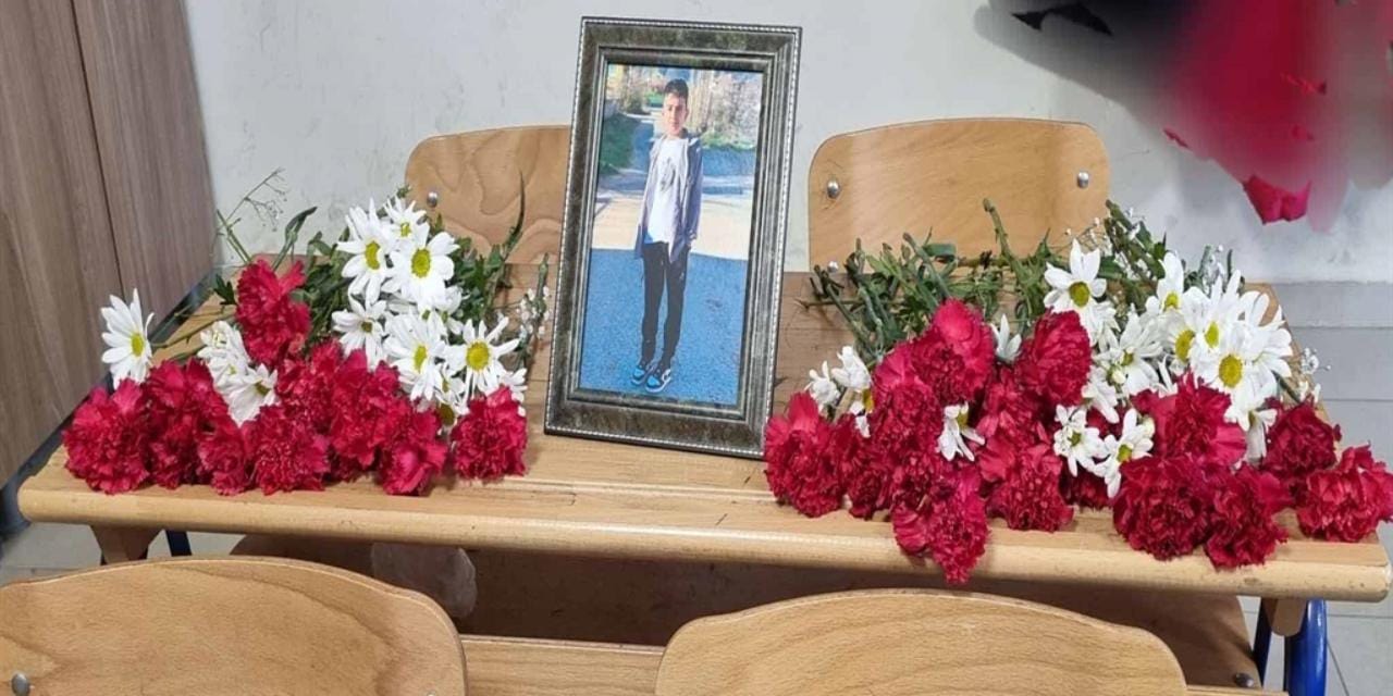 Kazada ölen Bülent'i arkadaşları sırasına çiçek bırakarak andı