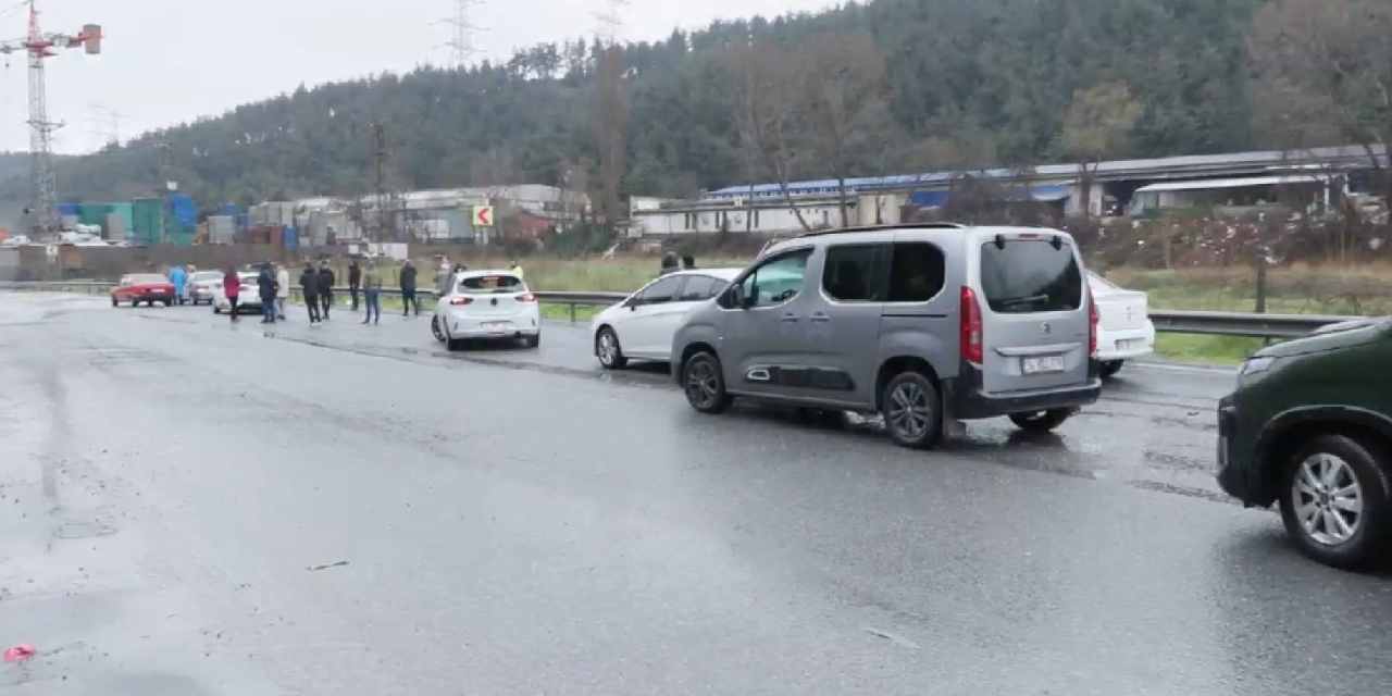 İstanbul'u sağanak esir aldı: Kontağı kapatıp beklediler