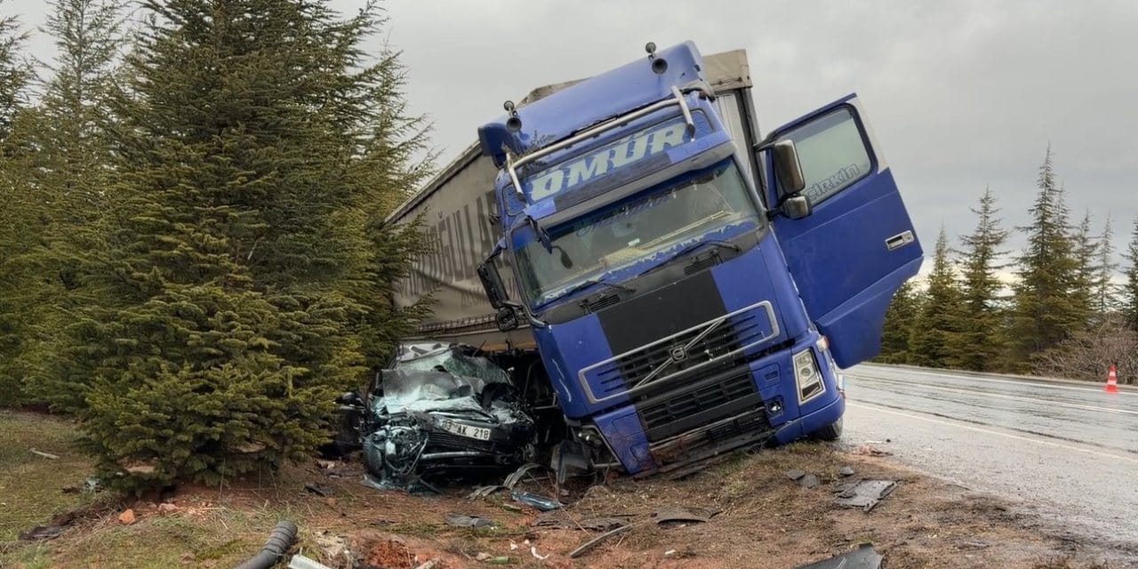 Eskişehir'de dehşet! TIR ile çarpışan otomobil metrelerce sürüklendi! 1 ölü 2 yaralı