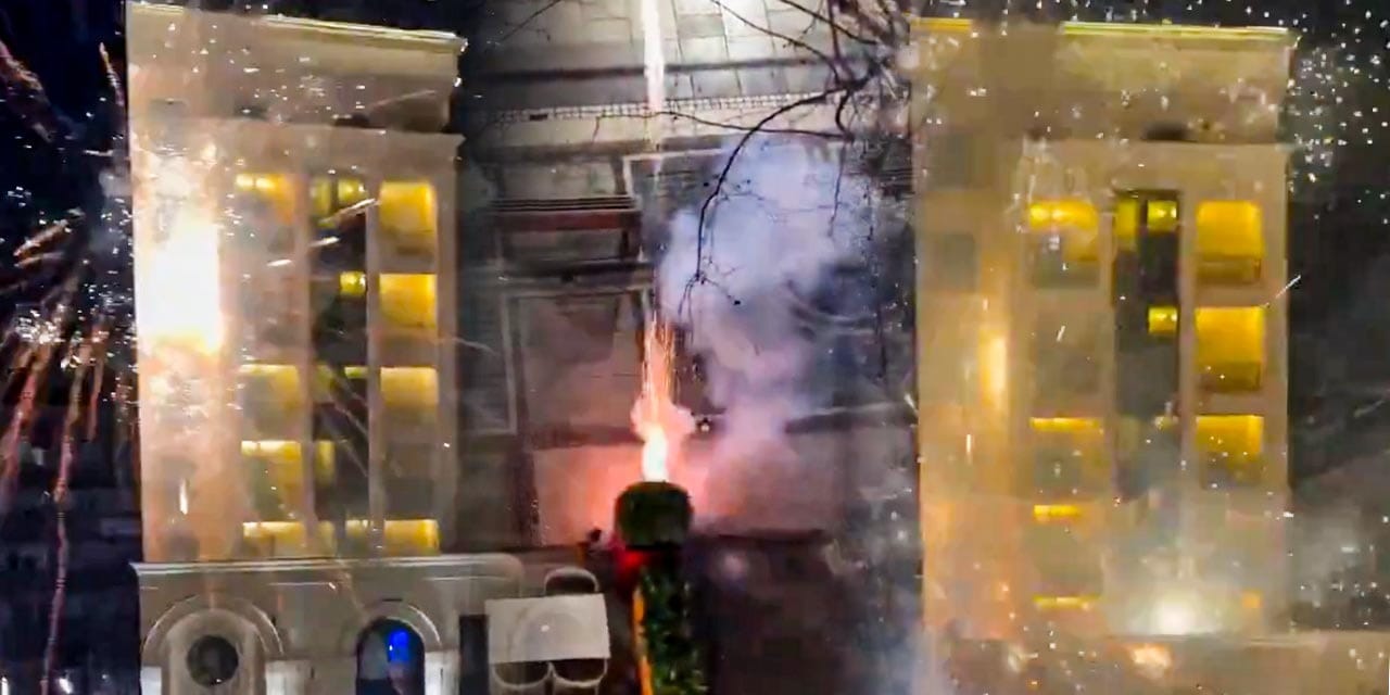 Milli takıma gece yarısı havai fişekli taciz: Bütün gece uyutmadılar