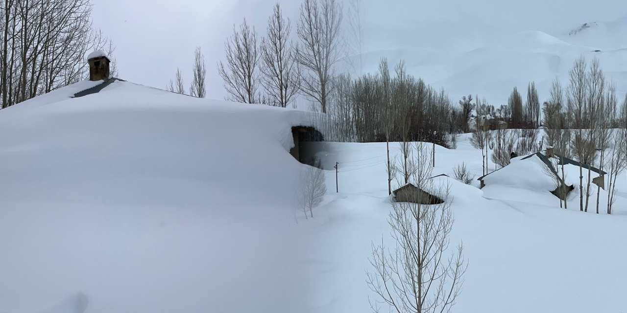Hakkari’de kar esareti! Evler kara gömüldü