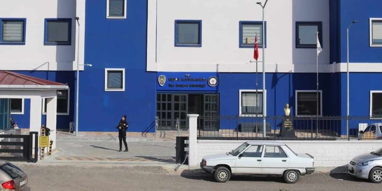 Emniyete imza vermeye plakasız motosikletle giden ehliyetsiz sürücüye ceza