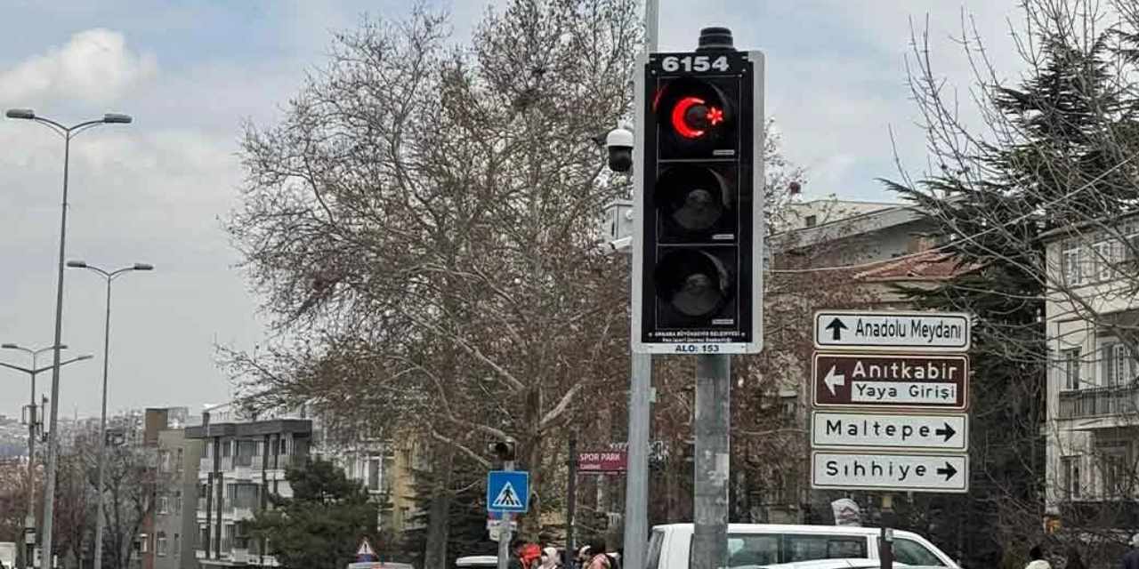 Ankara'da ay-yıldızlı trafik lambaları için CİMER'e başvuru: "Mansur Yavaş'ı gülümseten yegane şikayet"
