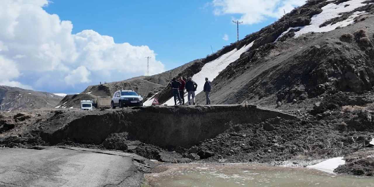 Sağanaktan sonra yöl çöktü! Depremi anımsatan görüntüler