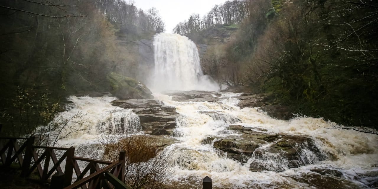 Bursa’da doğa coştu! Fay kırığıyla oluşan şelale gürül gürül çağlıyor