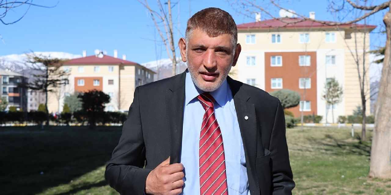 26 yıldır takım elbise giymeden dışarı çıkmıyor