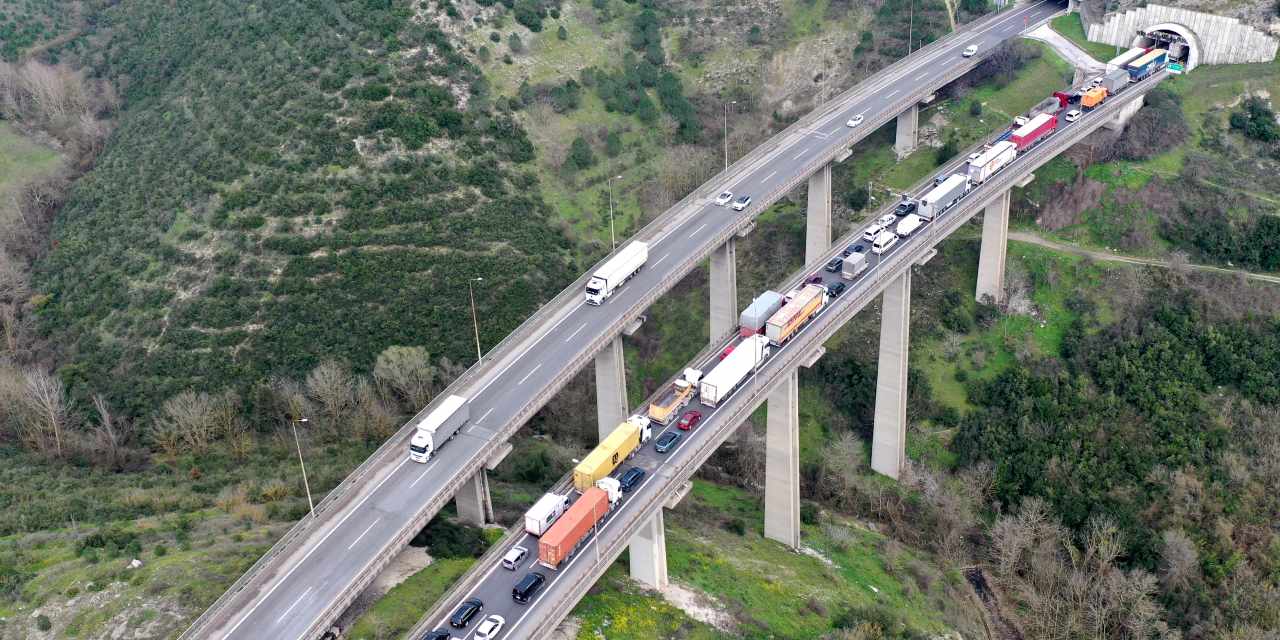 İzmit'te 4 araçlı zincirleme kaza!