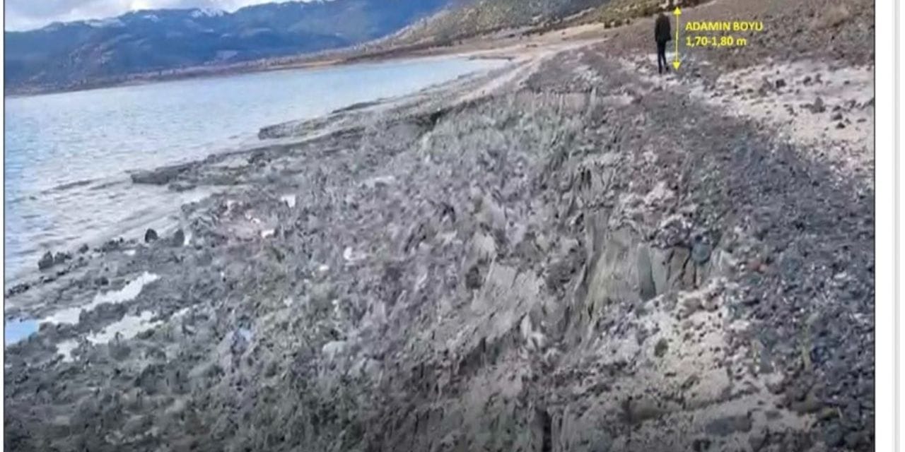 Salda Gölü'nde insan boyunu aşan yarıklar! Bu hale geldi...
