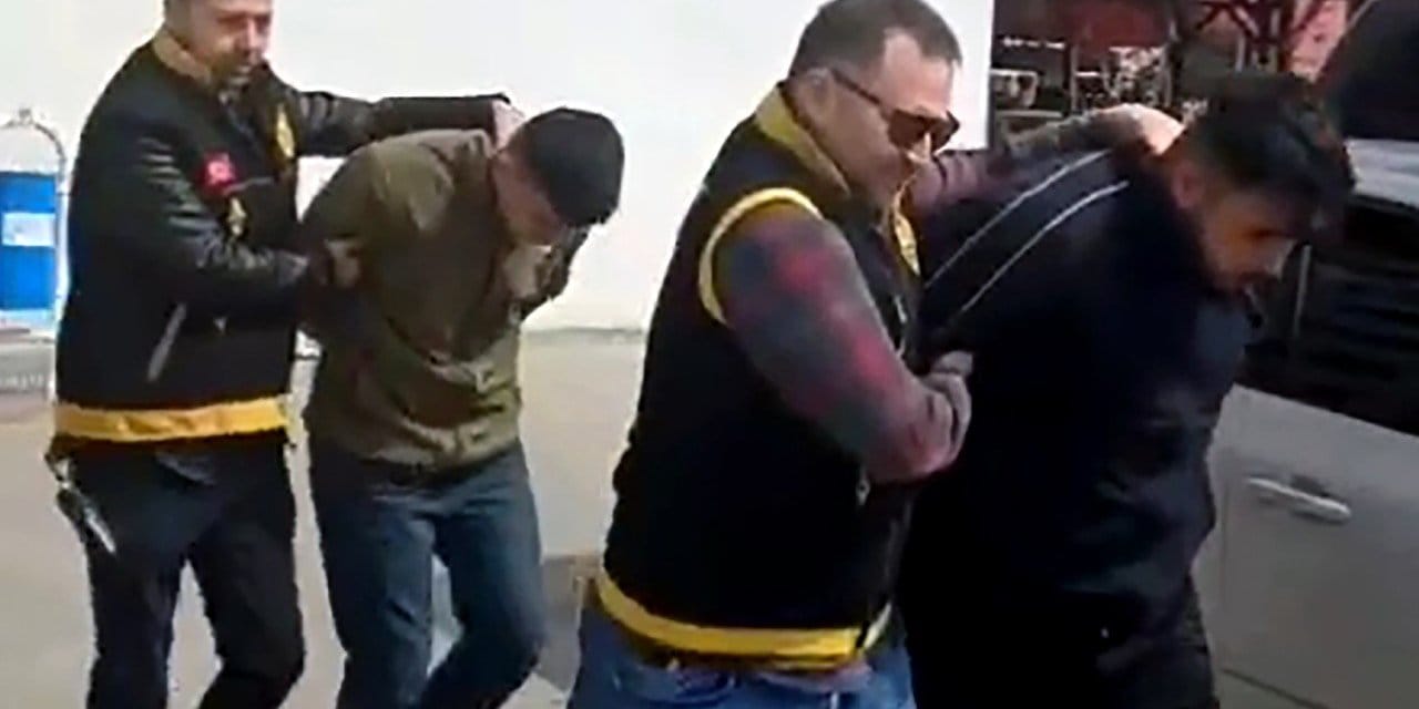 Kendini polis diye tanıttı: Engelli gencin tek güvencesini çaldı