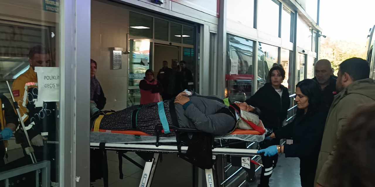 Adana'da tarım işçileri taşıyan minibüs devrildi: 17 yaralı