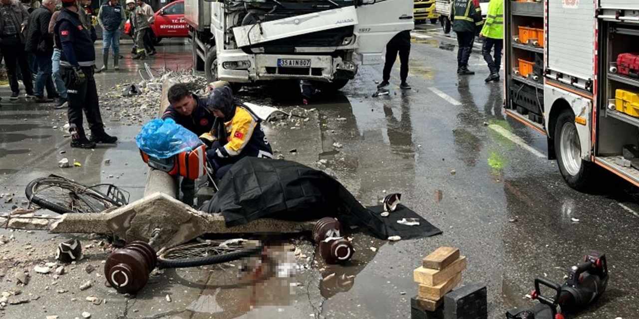 Kamyonun devirdiği elektrik direğinin altında kalan bisikletli öldü