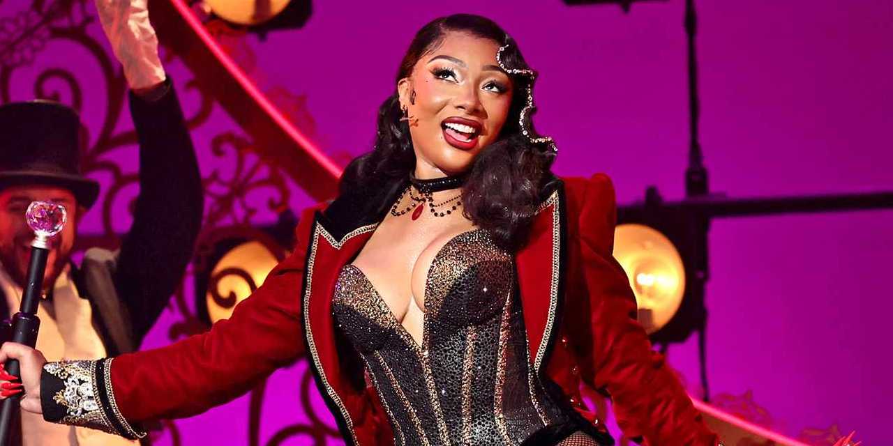 Ünlü şarkıcı sahnede fenalaştı: Apar topar hastaneye kaldırıldı