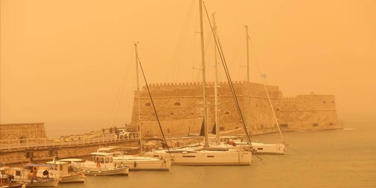 Gökyüzü kızıla büründü! Yunanistan'ın birçok bölgesinde hayat durdu