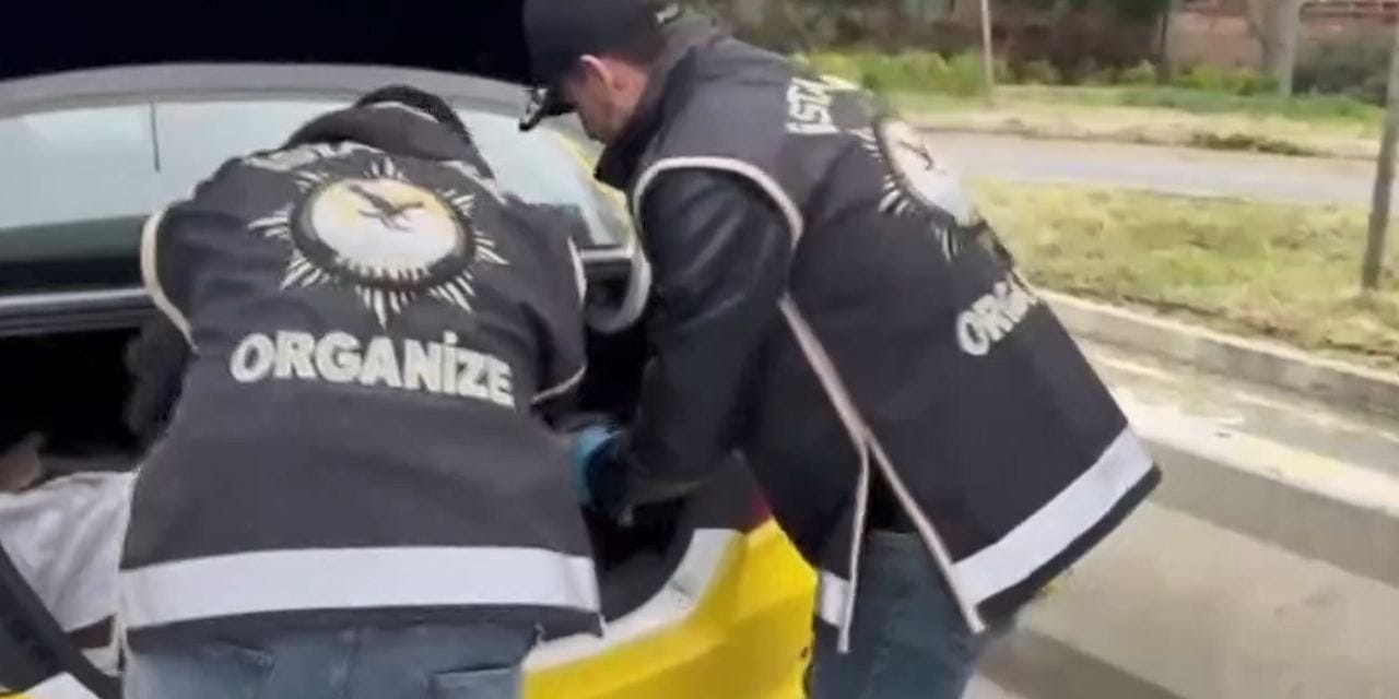 İstanbul'un göbeğinde taksi ile silah kaçakcılığı yaptılar! Yüzlercesi bagajdan çıktı