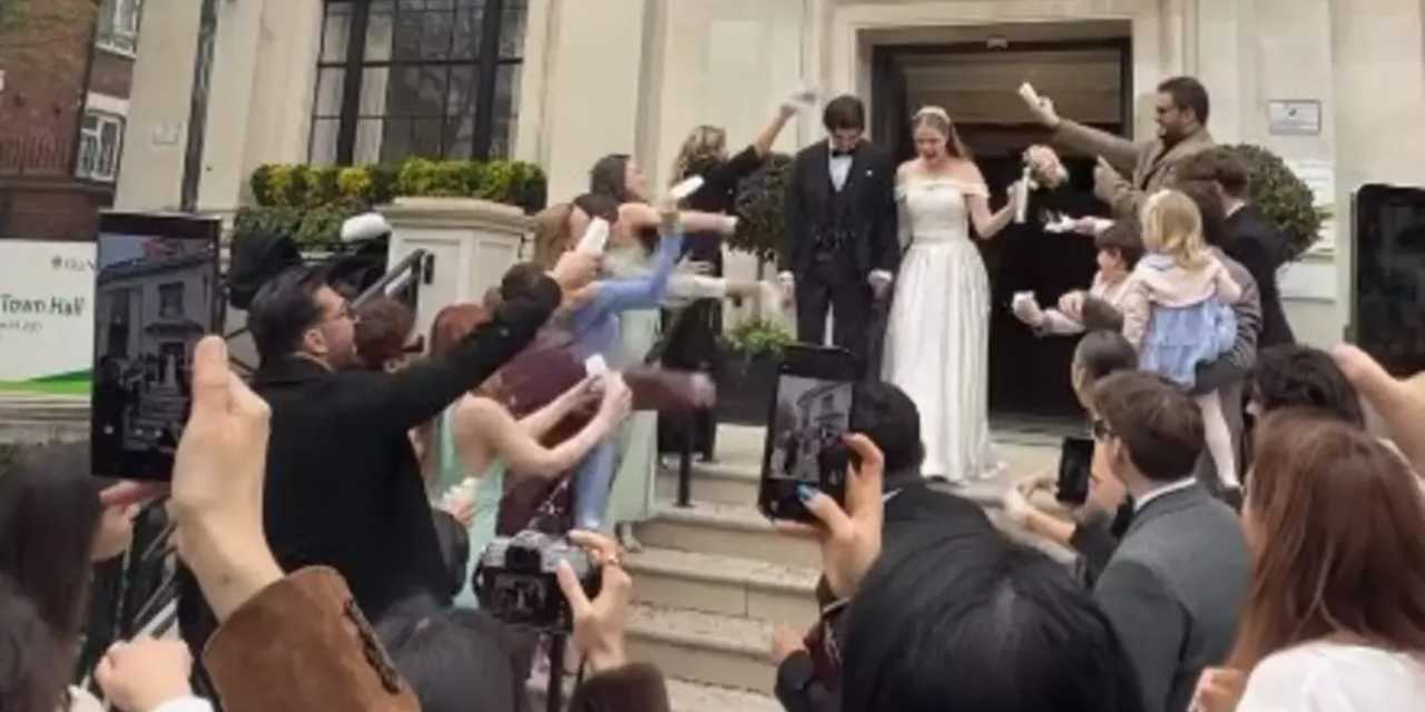 Türkiye'yi terk eden ünlü oyuncu sessiz sedasız evlendi