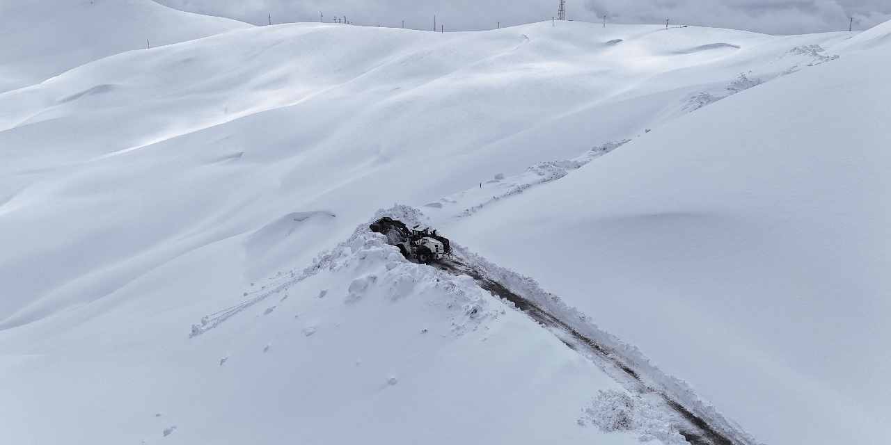 Metrelerce kar örtüsünü görünce şaşırdı kaldı: Şehrin bir tarafı bahar diğer tarafı kış