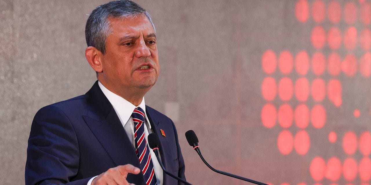 Özel'den 'silkelemelere' rest: Dimdik ayaktayız!