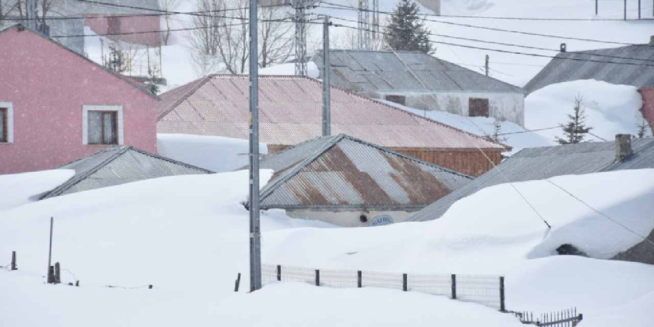 Nisan ayında kentte kar kalınlığı 5 metreyi buldu! Evler kayboldu