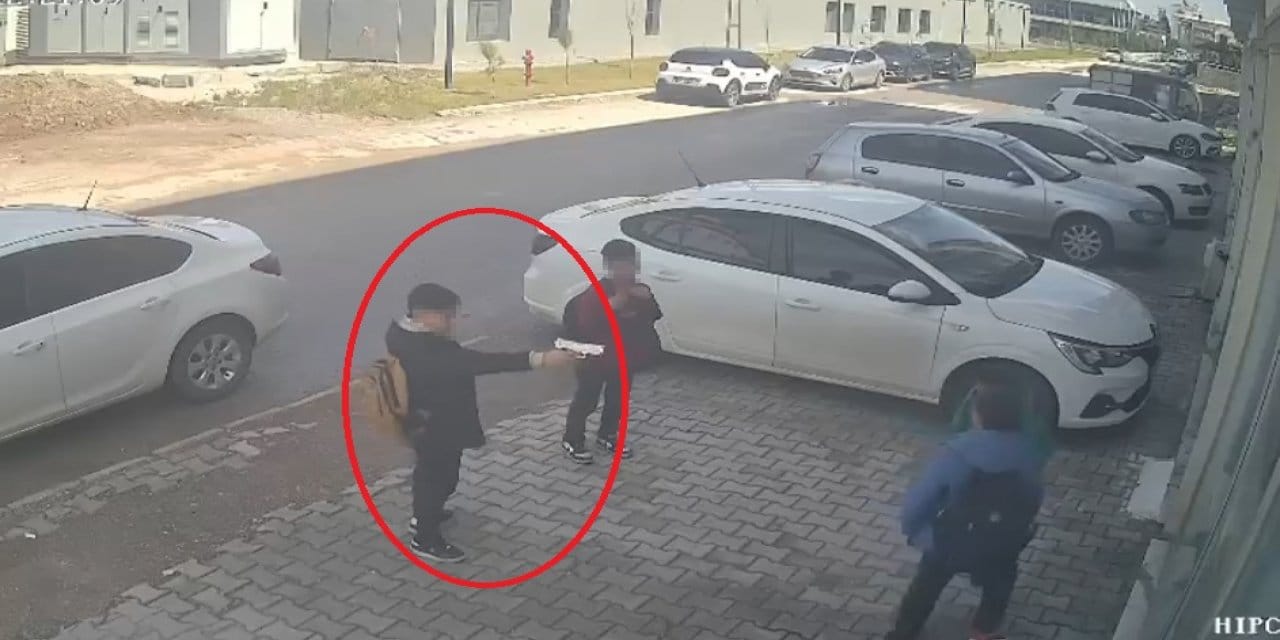 13 yaşındaki çocuklardan 11 yaşındaki çocuğa okul yolunda oyuncak tabancalı gasp