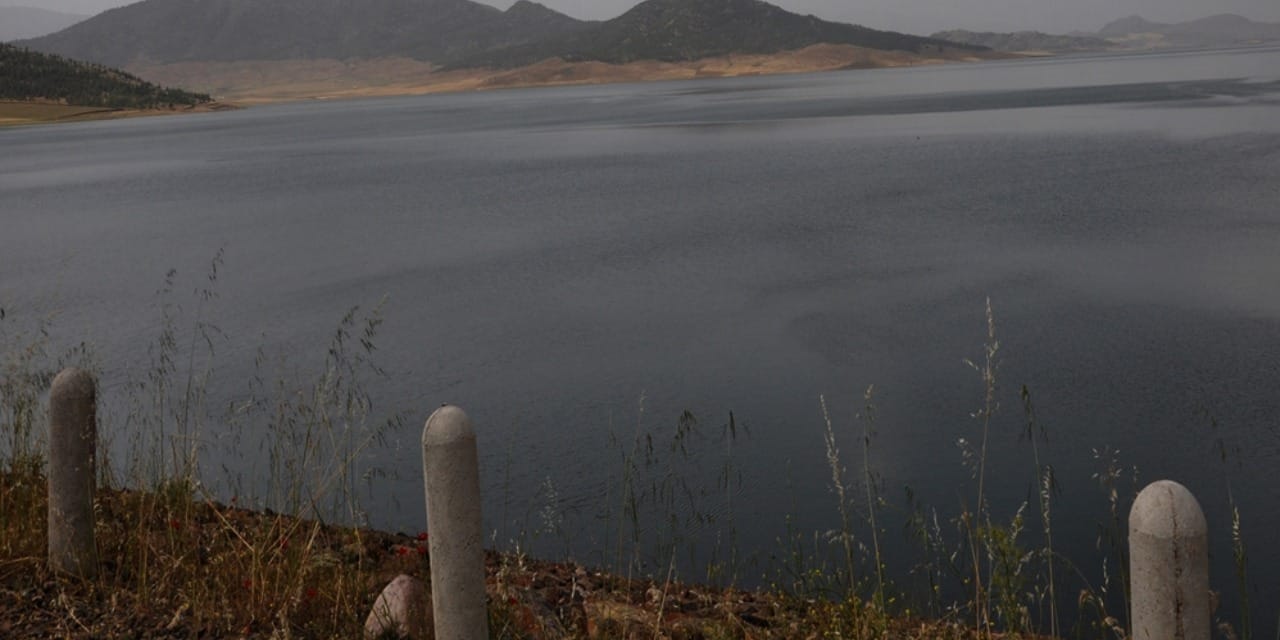 Kuraklıkta ortaya çıkan köprü ayakları yeniden sular altında kaldı