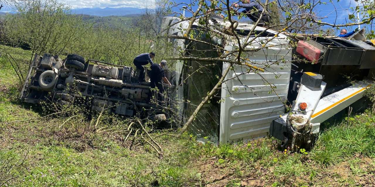 Kalp krizi geçiren sürücü kontrolünü kaybetti! Araç fındık bahçesine devrildi