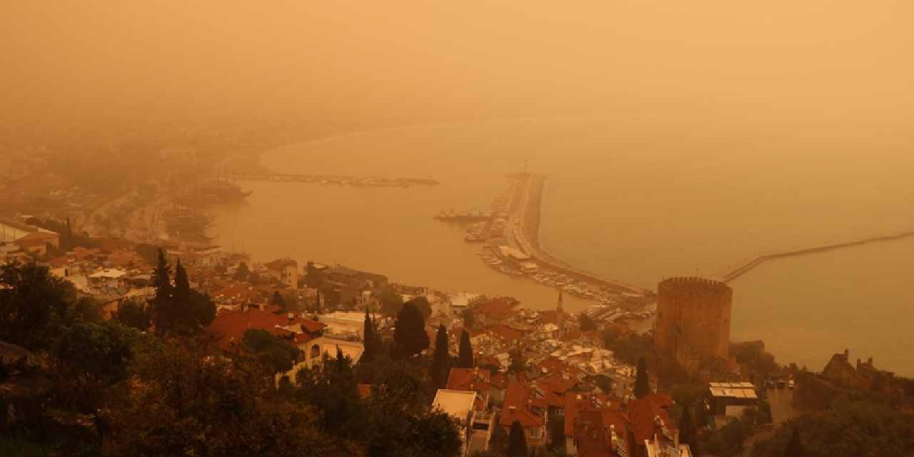 Afrika'dan geldi! Antalya turuncuya büründü