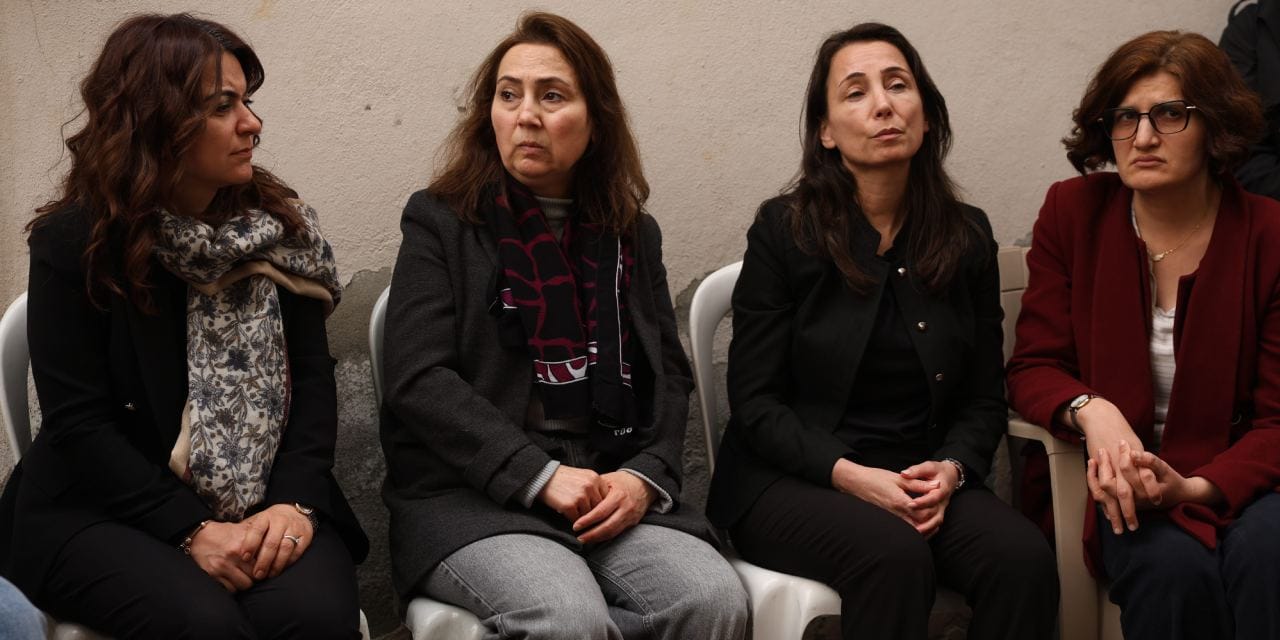 Cezaevinden geldi! Figen Yüksekdağ ağabeyinin cenazesine katıldı