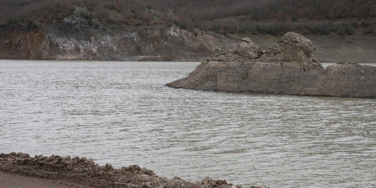Kuraklığın izleri silindi: 500 metrelik yol ve adacık gün yüzüne çıktı