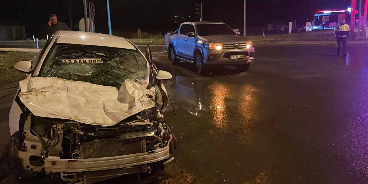 Edirne'de TIR, kamyonet ve otomobil birbirine girdi