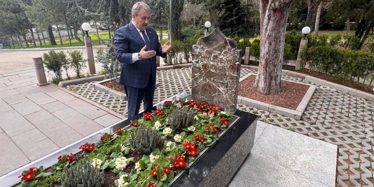 Destici Türkeş'in kabrine 29 gül bıraktı... Bahçeli Yazıcıoğlu'nun kabrine gitmişti