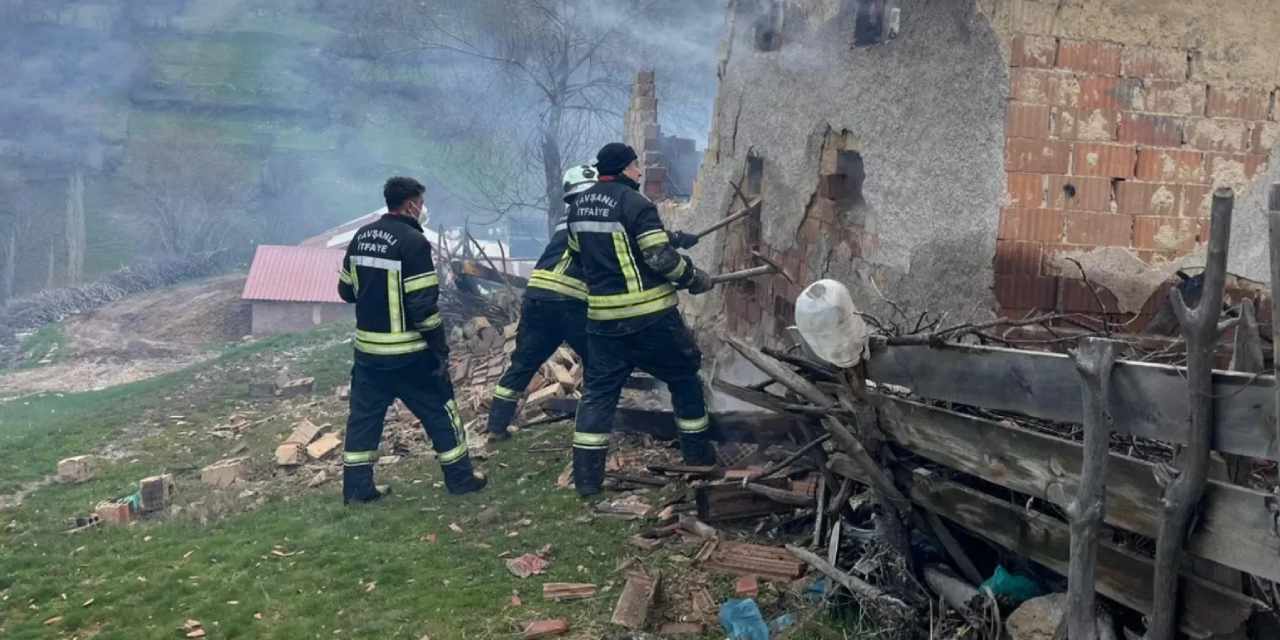Kütahya'da köy evinde yangın faciası: 76 yaşındaki kadın hayatını kaybetti
