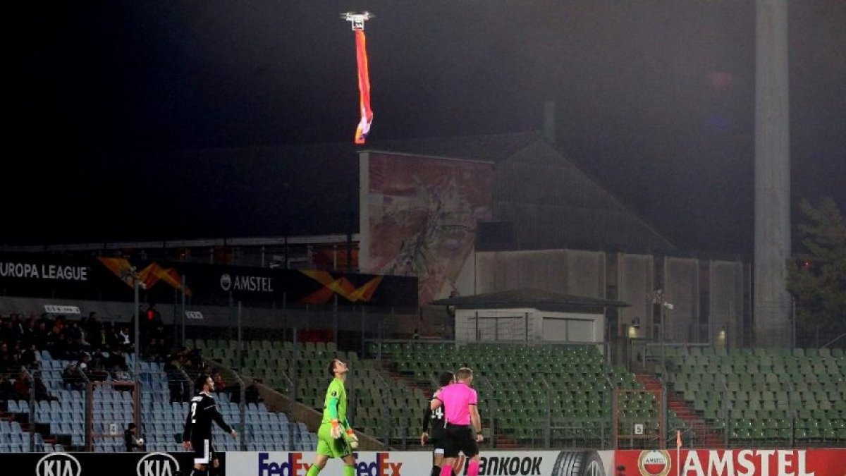 UEFA maçında "bayrak" krizi! Sahaya dronla  soktular...