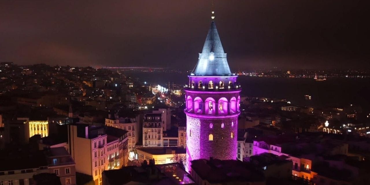 Galata Kulesi renk değiştirdi