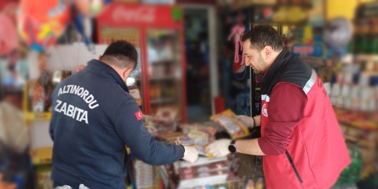 Marketten 4 kamyonet dolusu bozuk gıda çıktı