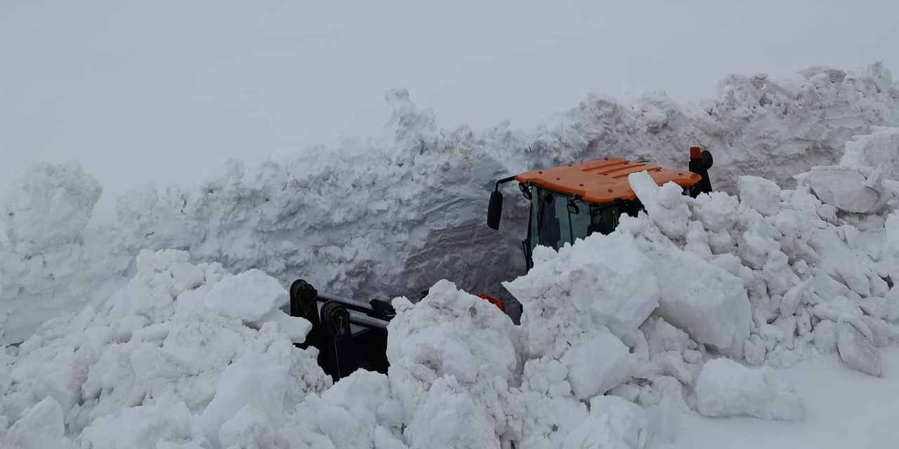 Şehirde kar kalınlığı 4 metreyi aştı: İş makineleri kara gömüldü